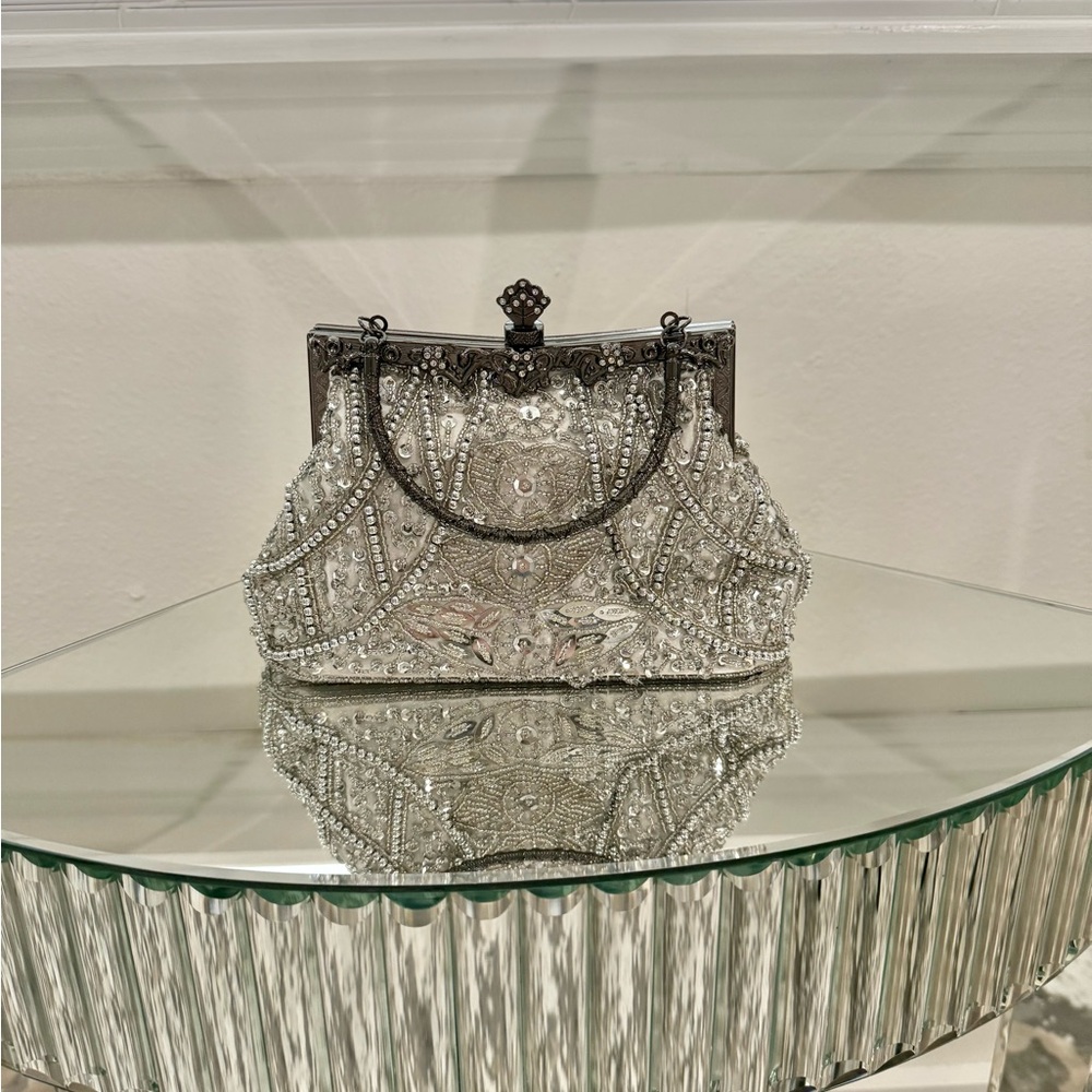 🔥🔥Price Drop🔥🔥Vintage Style Beaded and Sequenced Silver Clutch